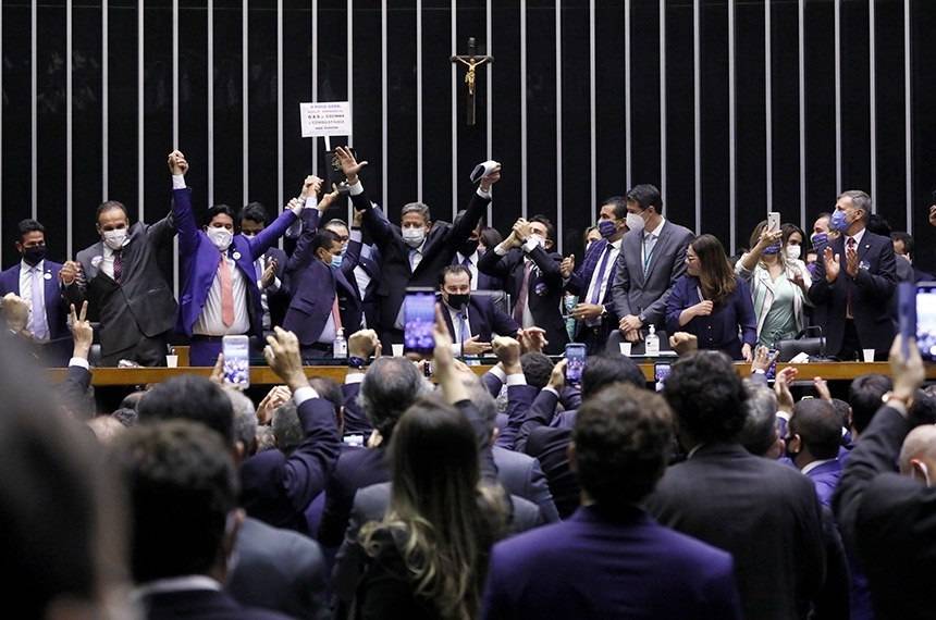 Manobra de Arthur Lira para a PEC dos Precatórios autoriza voto de gestantes e parlamentares doentes